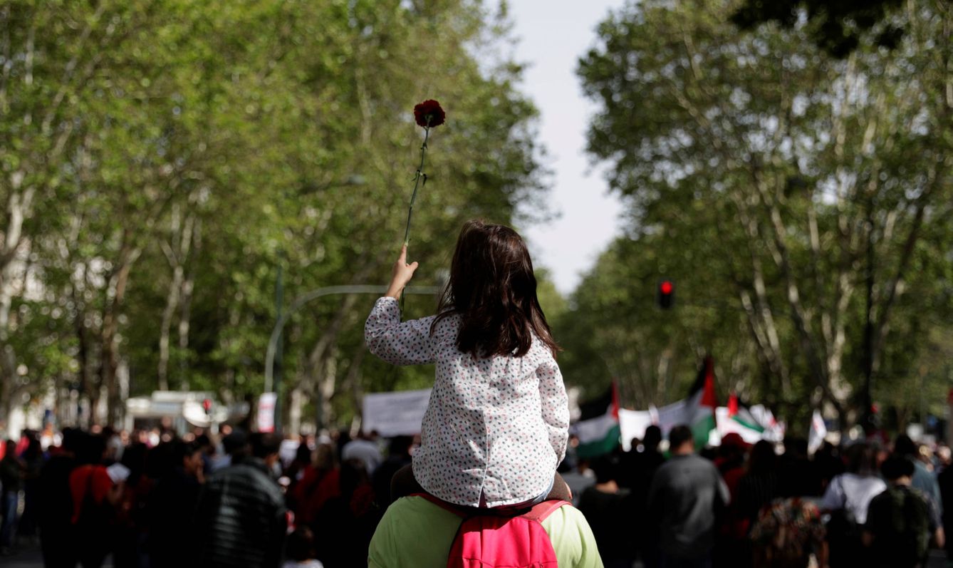 Una niña sostiene un clavel durante el aniversario de la Revolución de los Claveles, en Lisboa. (Reuters)