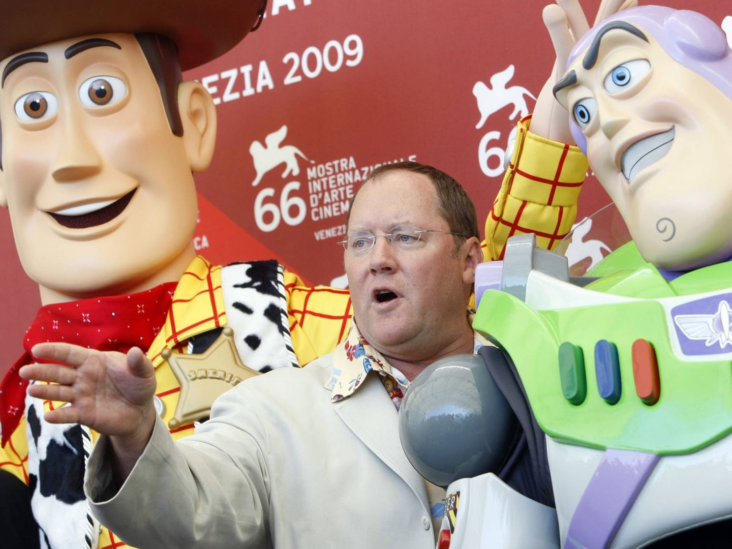 Lasseter junto a dos de sus iconos: Woody y Buzz Lightyear. (Gtres)