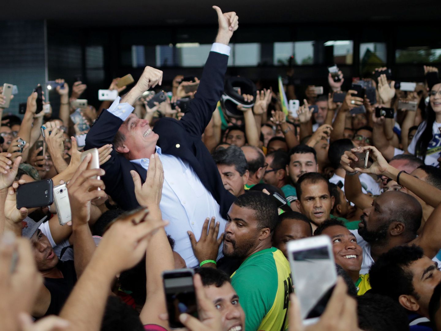 Partidarios de Bolsonaro a su llegada al aeropuerto de Salvador de Bahía, en mayo de 2018. (Reuters)