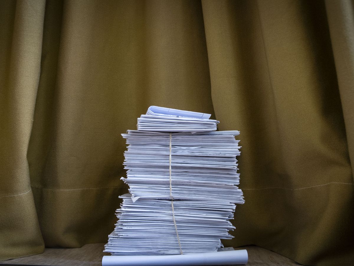Foto: Vista de una pila de votos por correo pendientes de contabilizar en un colegio electoral. (EFE/Javier Etxezarreta)