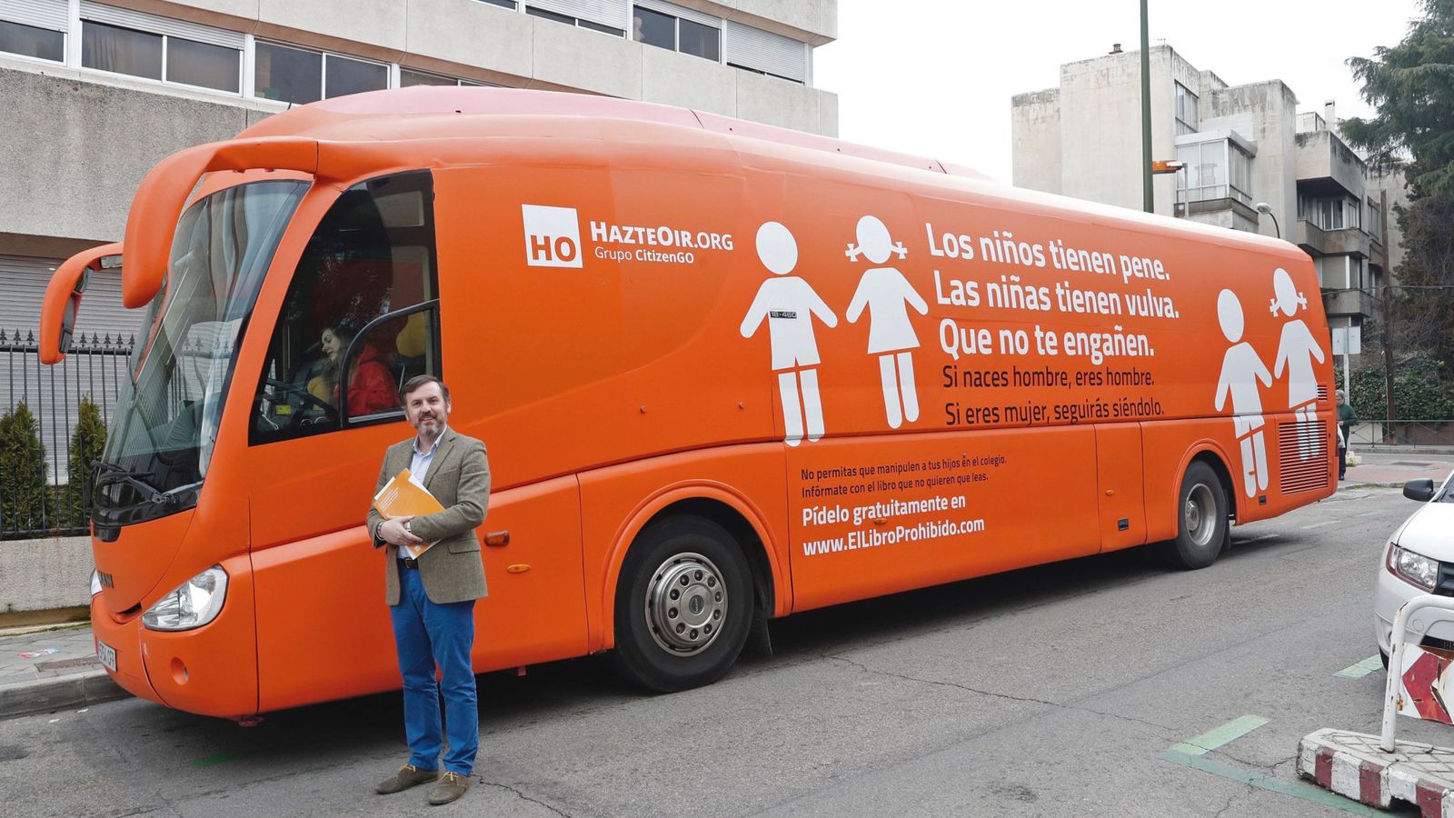 Foto: El presidente de HazteOir, Ignacio Arsuaga, posa junto al autobús rotulado con lemas contra los transexuales. (EFE)