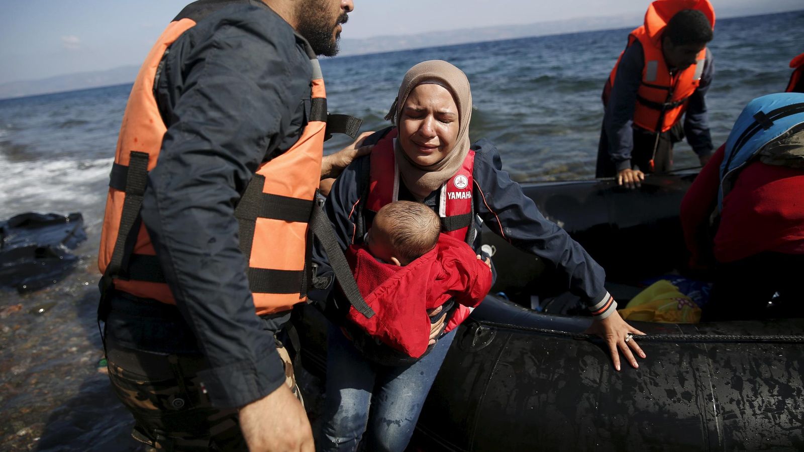Foto: Una mujer siria con su bebe llora al llegar a la isla de Lesbos, en Grecia, el 23 de agosto de 2015 (Reuters).