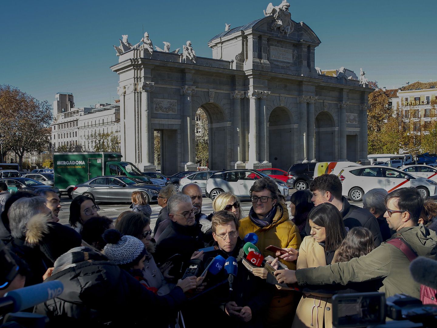 El alcalde de Madrid, José Luis Martínez-Almeida, visita la Puerta de Alcalá tras las obras de restauración. (EFE/Gema García) 