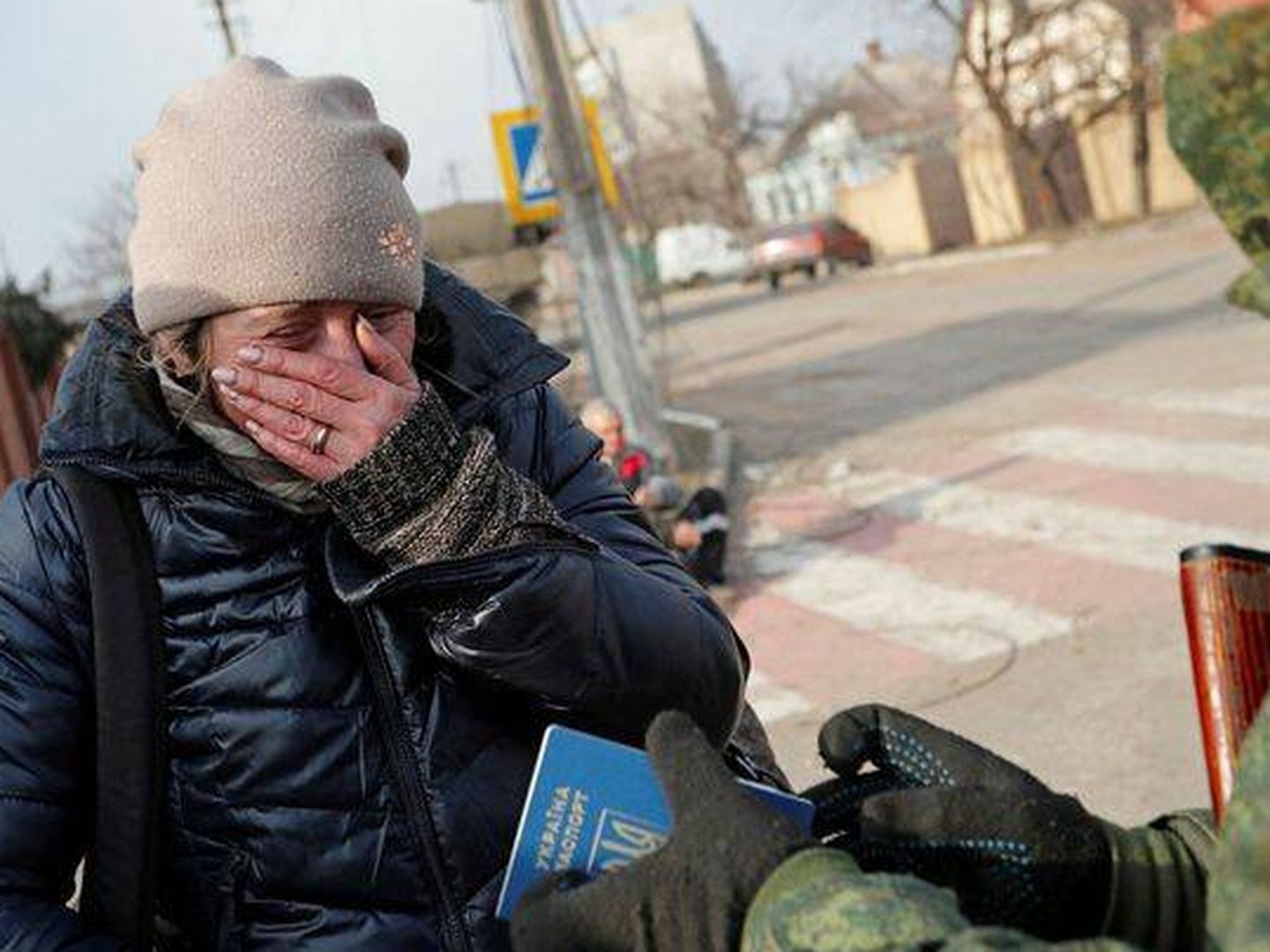 Una residente en Mariúpol, el pasado 27 de marzo, mientras tropas prorrusas revisaban su pasaporte. (Reuters/Alexander Ermochenko)
