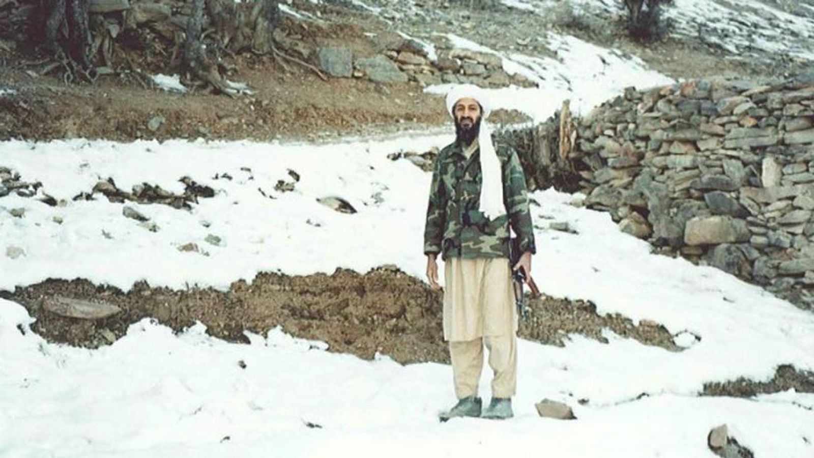 Foto: Osama bin Laden sostiene un kalashnikov en las montañas de Tora Bora, una región montañosa de Afganistán, en noviembre de 1996.