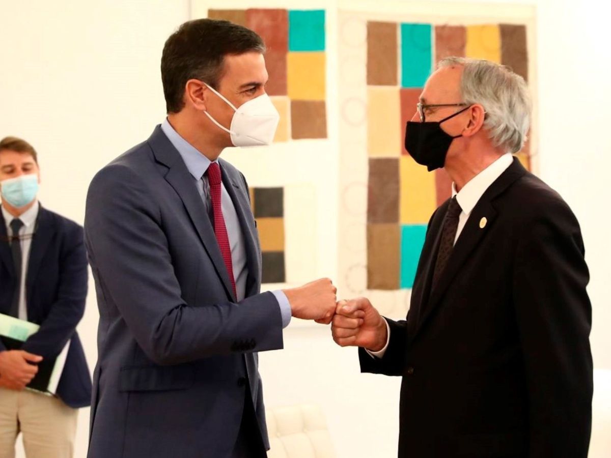 Foto: El presidente del Gobierno, Pedro Sánchez (i),y el presidente del CES, Antón Costas. (EFE)