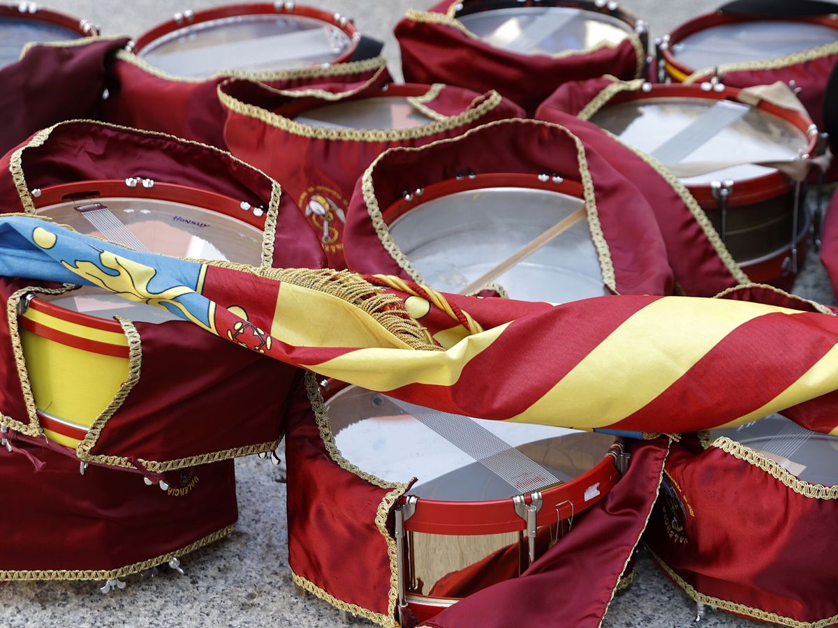 Foto: Una 'senyera' valenciana sobre unos tambores. (EFE/Kai Försterling)