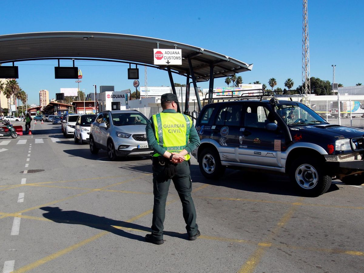 Foto: Un agente de la Guardia Civil en el paso fronterizo entre España y Gibraltar (EFE)