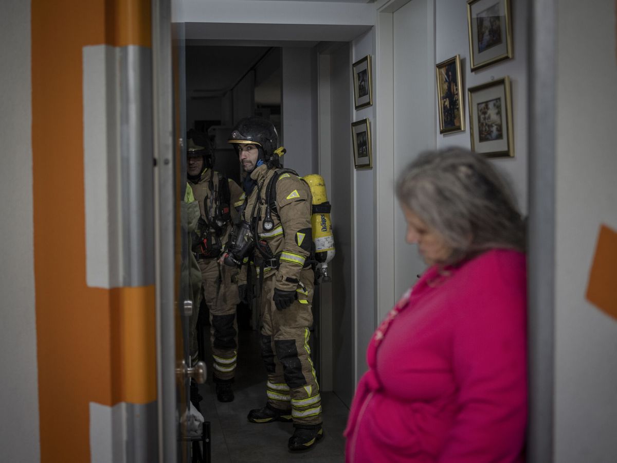 Foto: Dos bomberos realizan una medición en el interior de una vivienda tras un incendio en Ourense donde murieron dos mujeres. (EFE/Brais Lorenzo)