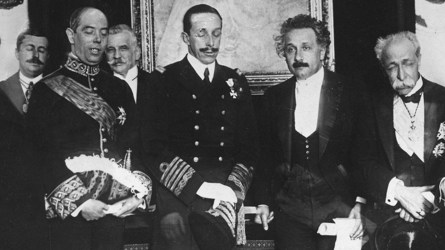 Alfonso XIII y Albert Einstein (en el centro de la imagen), en la Real Academia de las Ciencias de Madrid. (Getty)