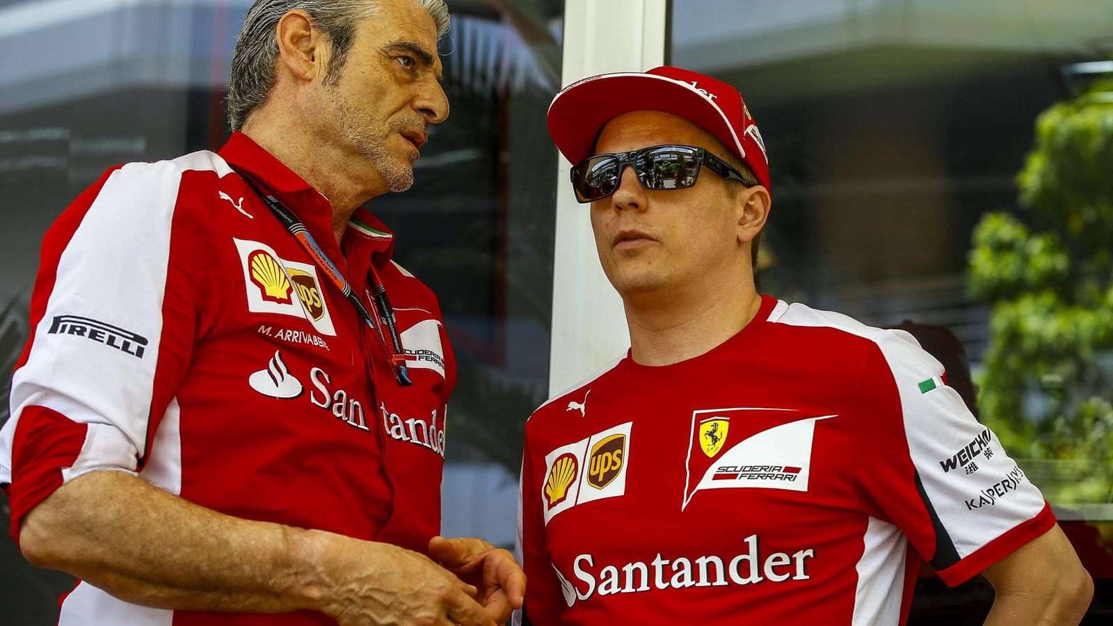 Foto: Maurizio Arrivabene y Kimi Raikkonen en el Gran Premio de Malasia (Efe)
