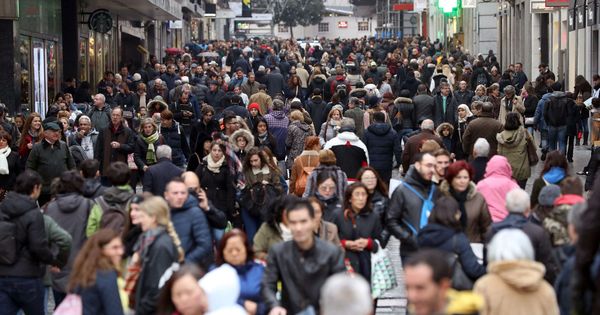Foto: La calle Preciados de Madrid, a rebosar de gente de compras. (EFE)