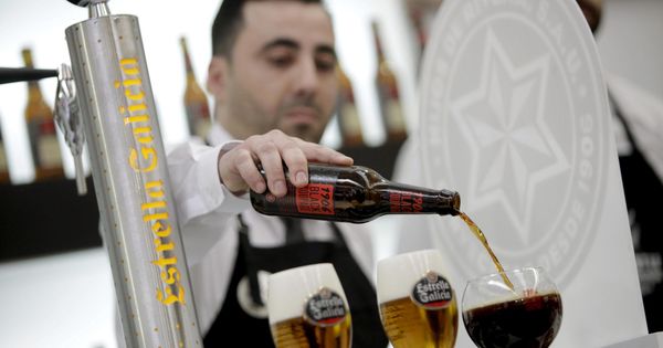 Foto: Un camarero sirve dos cervezas de Estrella Galicia. (EFE)