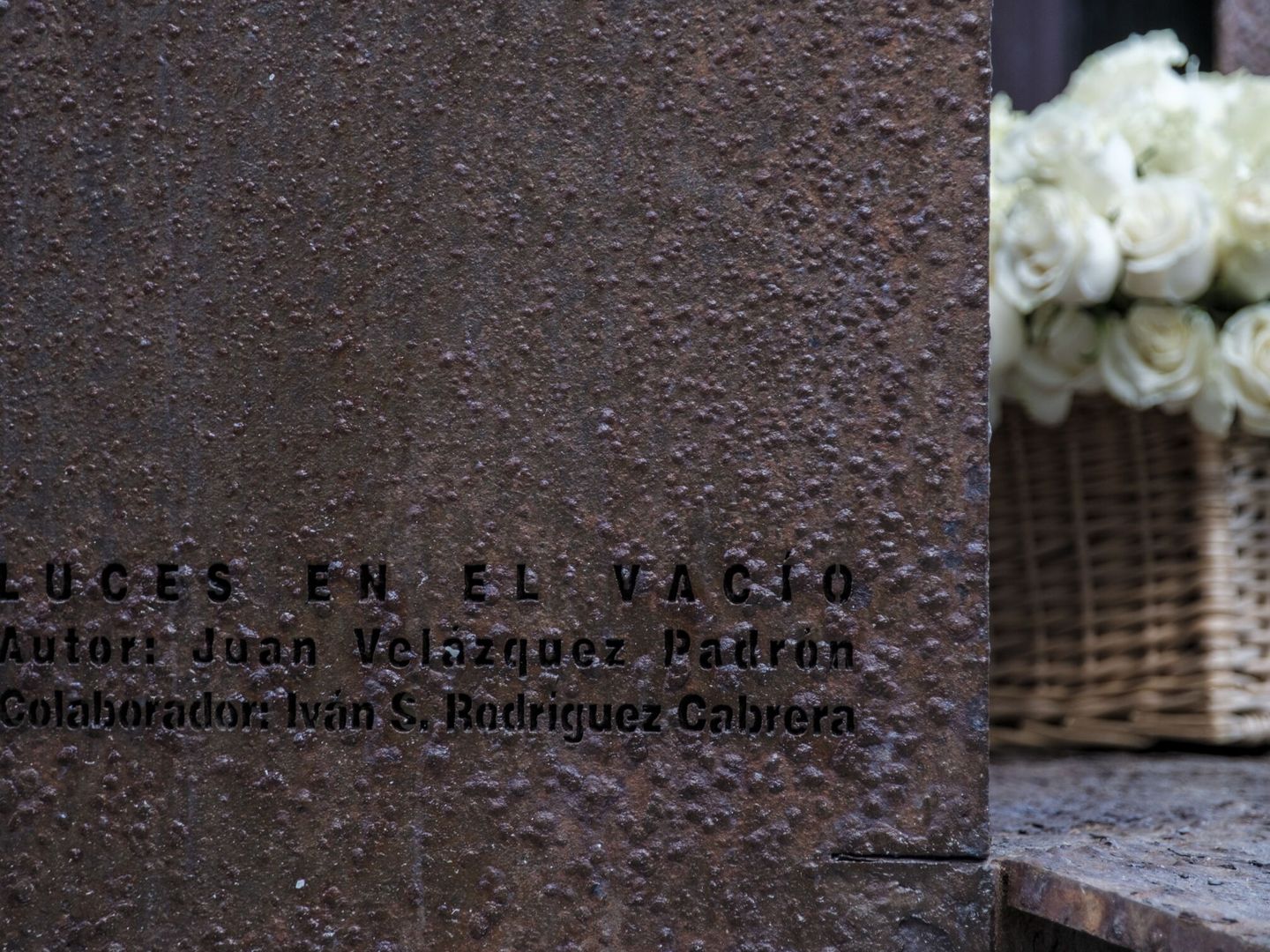 Monumento en recuerdo a las víctimas 'Luces en el vacío'. (EFE/Ángel Medina)