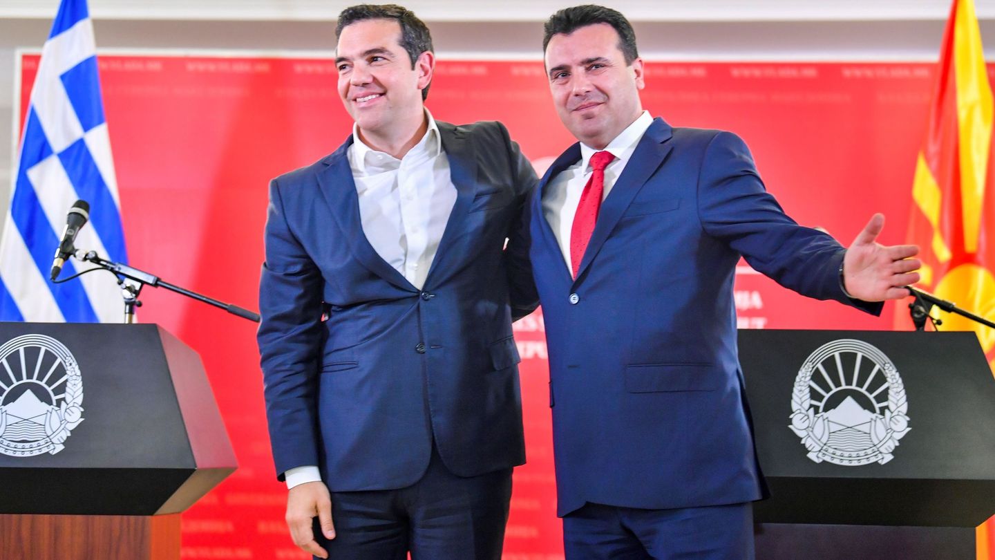 Tsipras y Zaev celebran el acuerdo del cambio de nombre de Macedonia del Norte. (EFE)