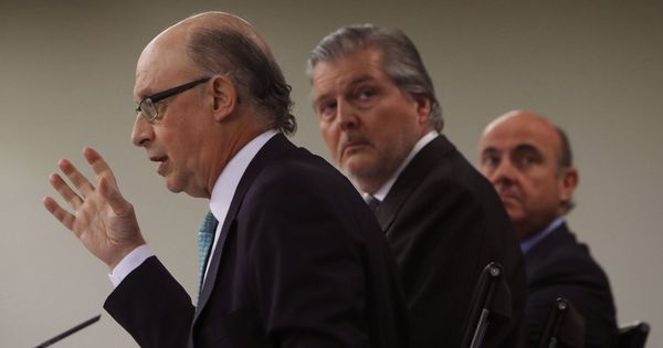 Foto: Montoro, Méndez de Vigo y Guindos, en una rueda de prensa posterior al Consejo de Ministros. (EFE)