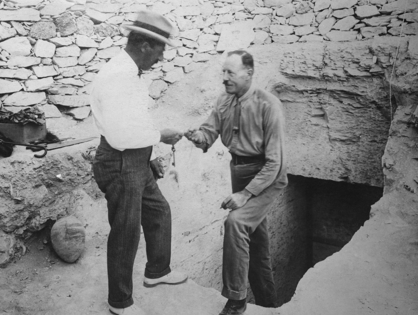 El arqueólogo británico Howard Carter entrega a un vigilante la llave de la tumba de Tutankamón recientemente descubierta. (Getty Images )