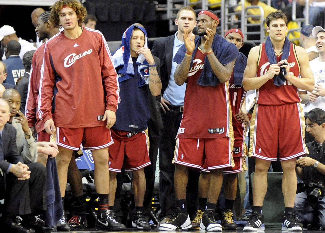 Banquillo de los Cavaliers de Cleveland en un partido disputado en 2008: Anderson Varejao, Delonte West, LeBron James y Wally Szczerbiak (Efe).