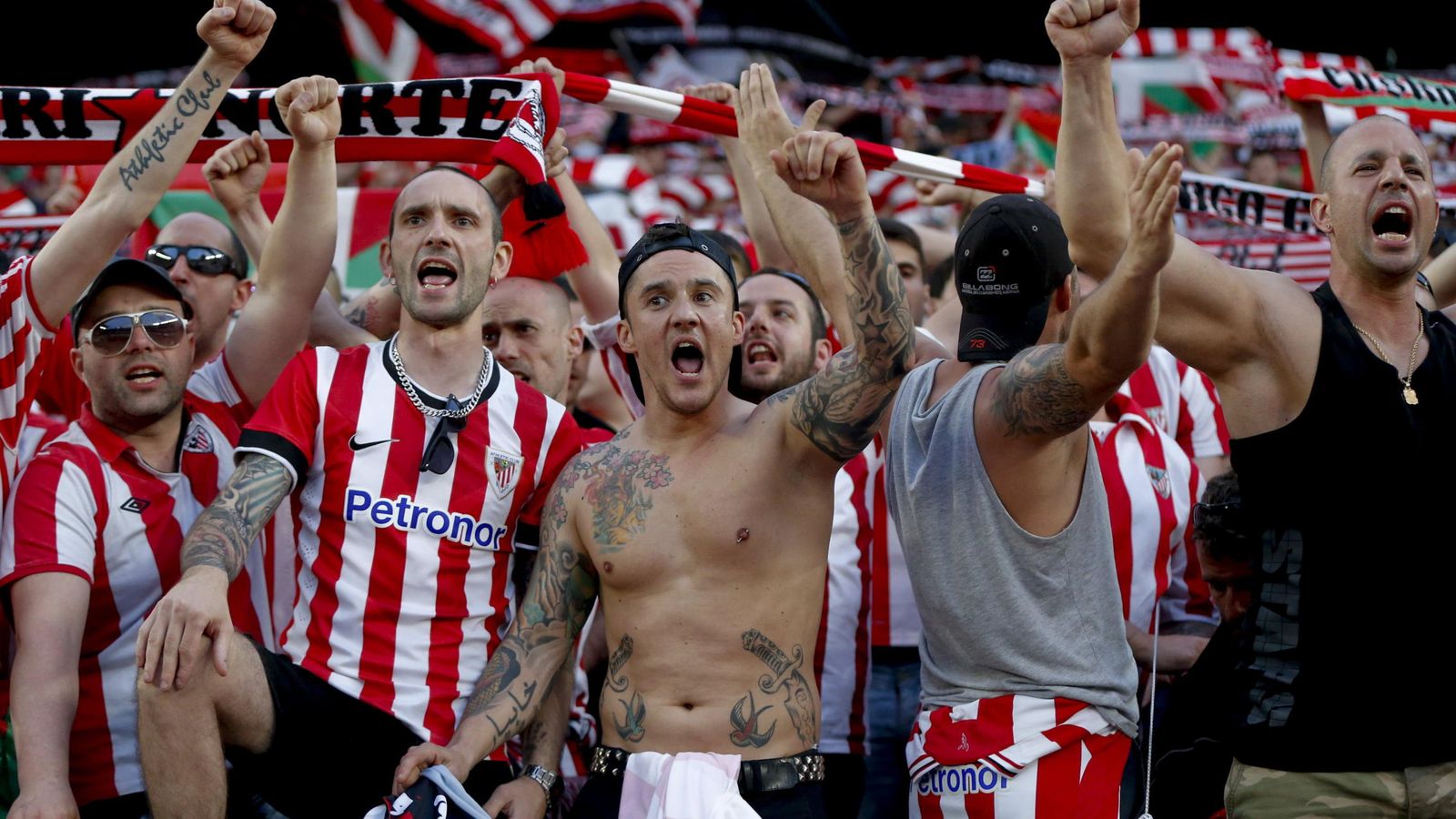 Foto: Aficionados del Athletic animan a su equipo durante la final de Copa. (EFE/Juan Carlos Hidalgo)