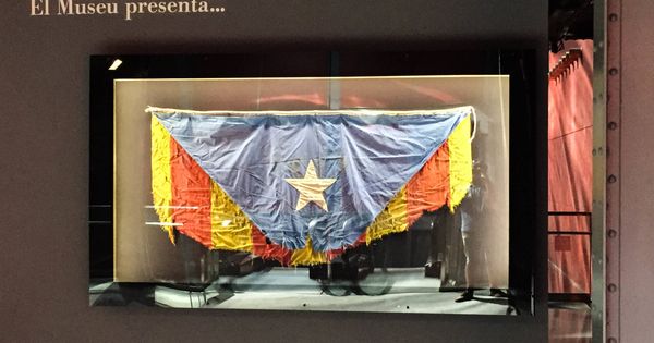 Foto: Una 'estelada' rasgada, entregada por la Unión Catalanista en 1915, abre las puertas del Museo Histórico Catalán. (Á.V.)