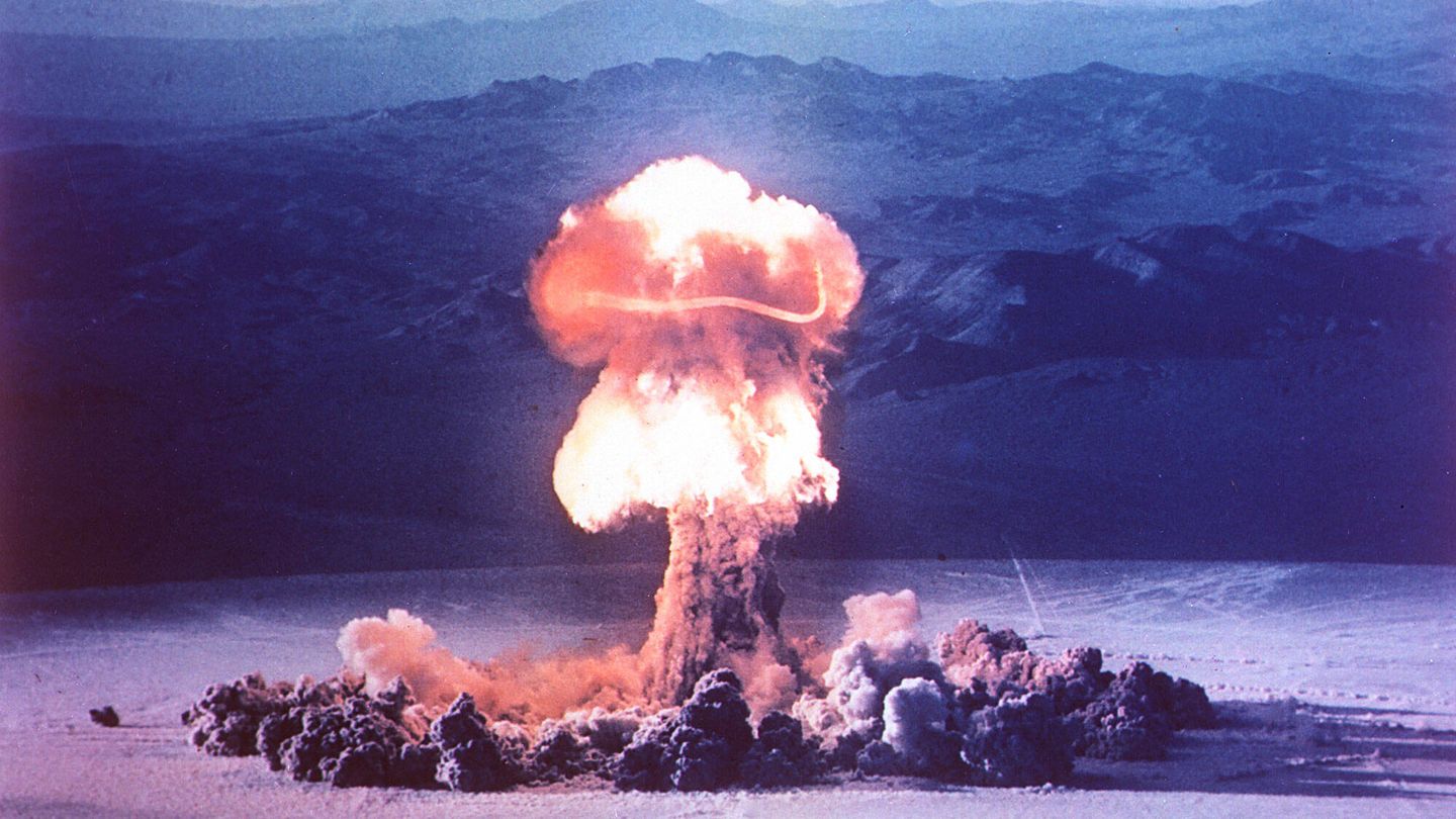 Prueba de la bomba nuclear Priscilla en el desierto de Nevada.