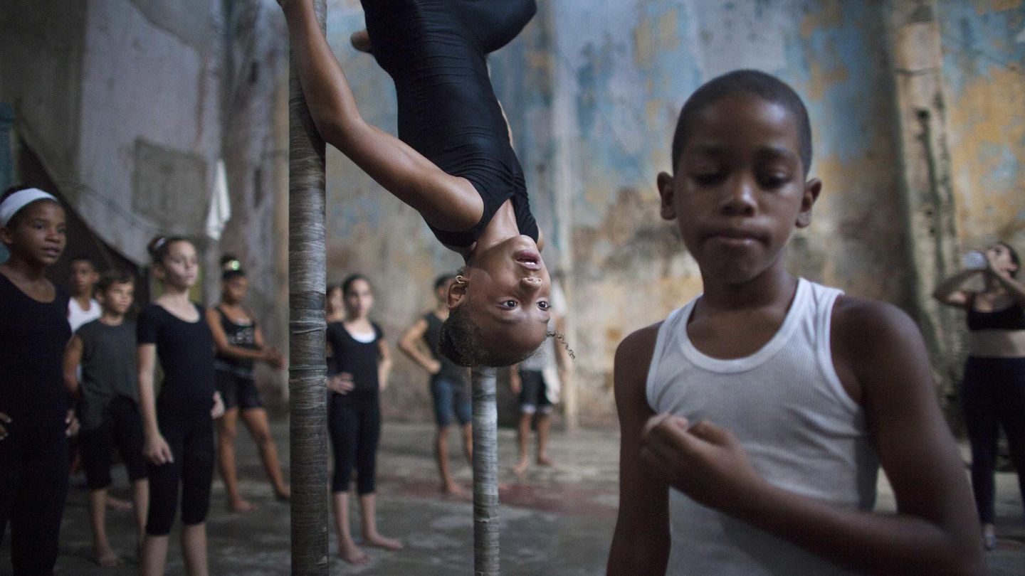 Jóvenes cubanos en una escuela circense de La Habana (Reuters).
