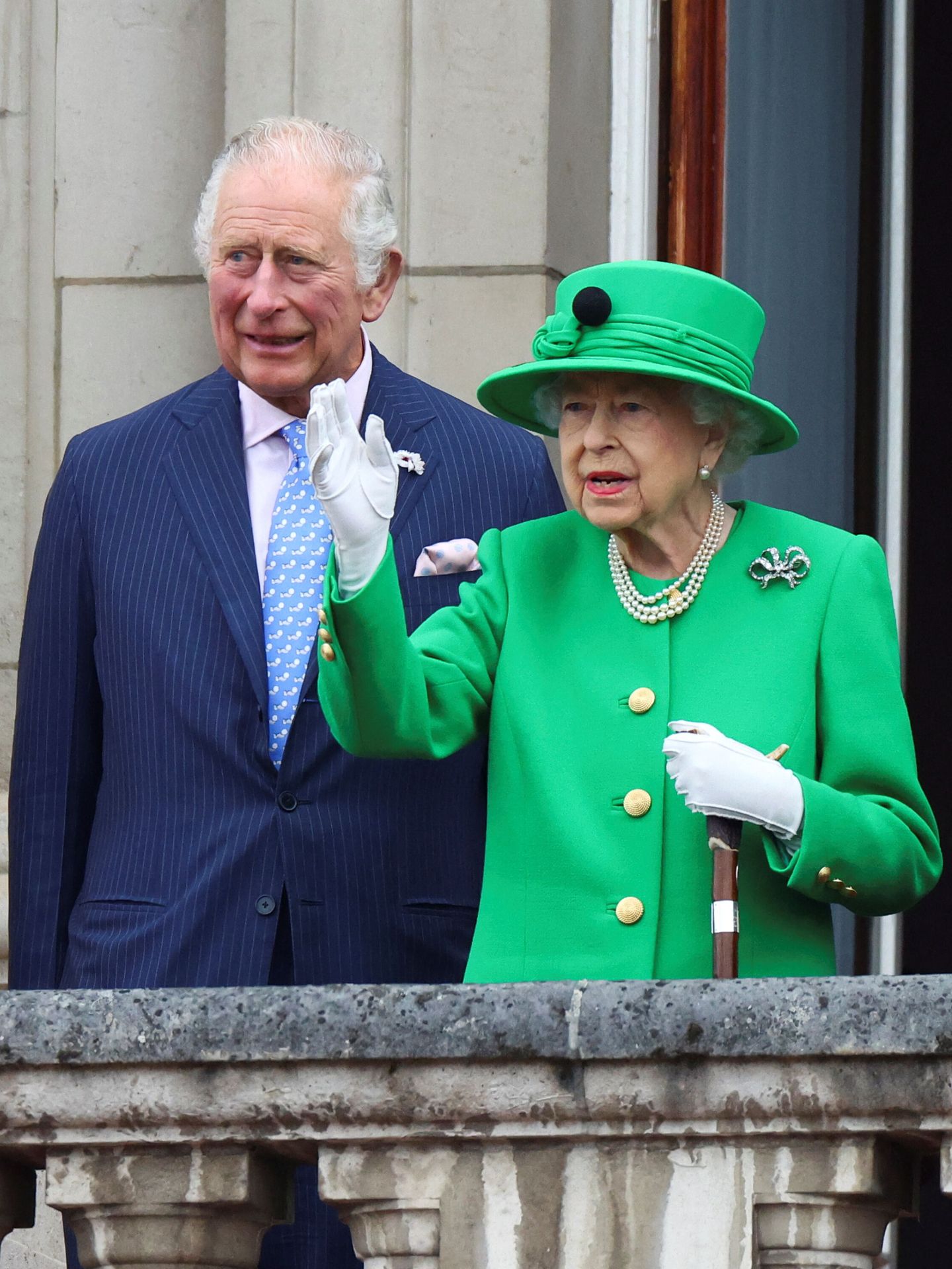 La reina, en el balcón del Palacio junto a su hijo Carlos. (Reuters/Pool/Hannah McKay)
