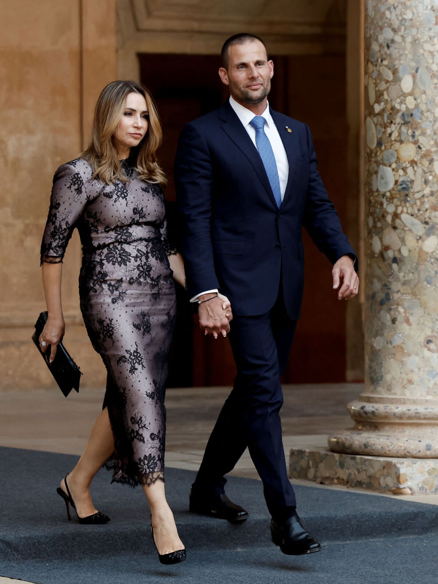 El primer ministro de Malta, Robert Abela, y su pareja en la Alhambra de Granada. (Reuters/Jon Nazca)
