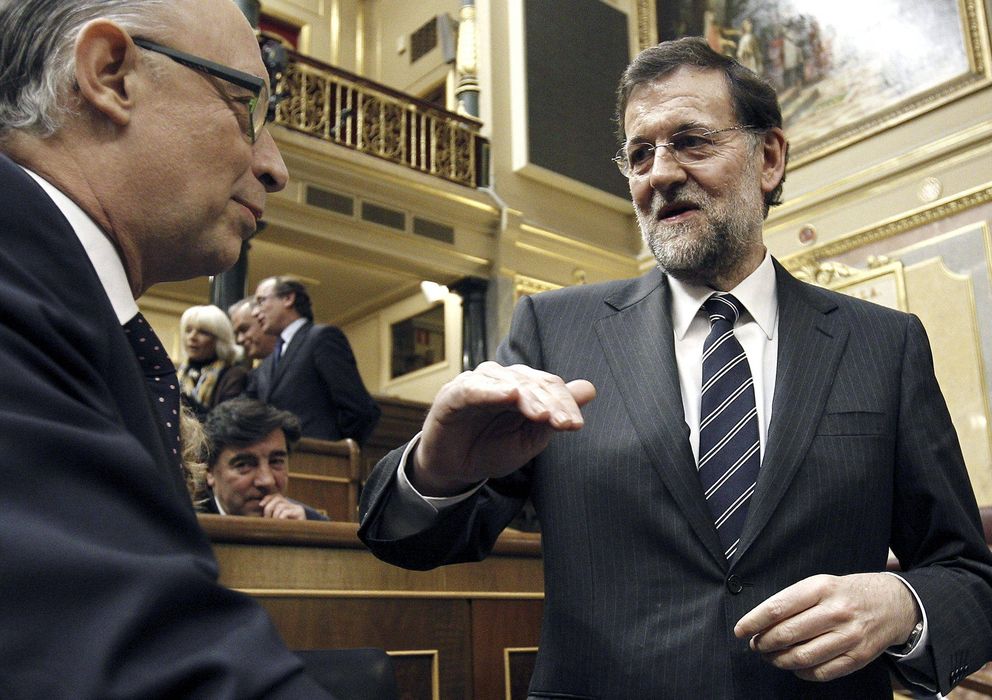 Foto: El presidente del Gobierno, Mariano Rajoy (d), conversa con el ministro de Hacienda y Administraciones Públicas, Cristóbal Montoro. (EFE)