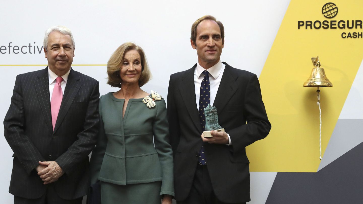 Helena Revoredo, presidenta de Prosegur, y su hijo junto al presidente de la Bolsa de Madrid, Antonio Zoido. (EFE/Ballesteros)