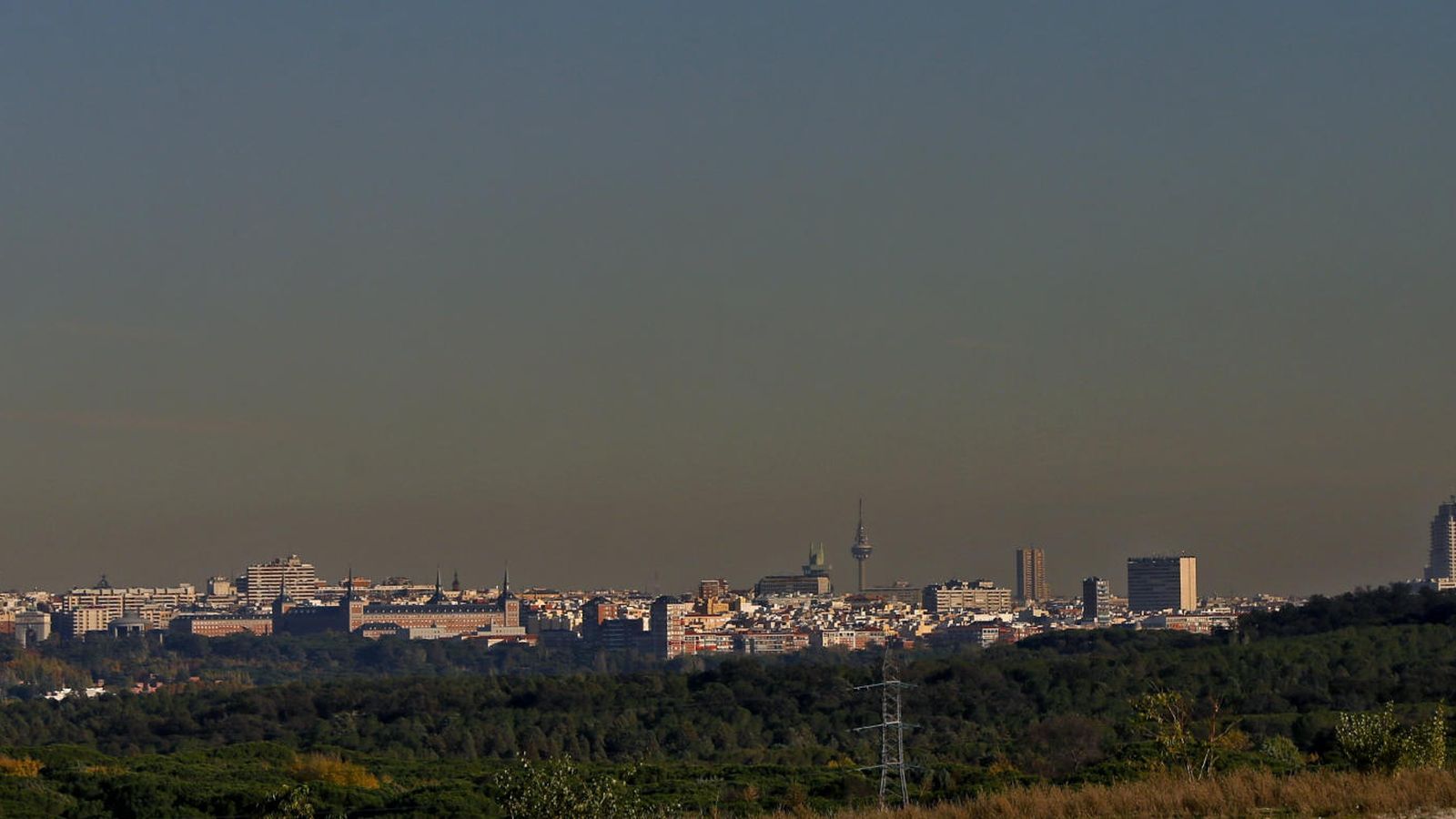 Foto: Estado del cielo contaminado sobre la ciudad de Madrid. (EFE)