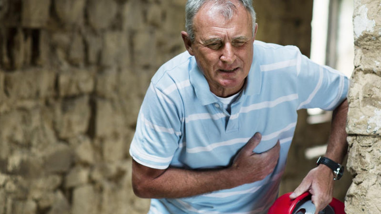 Foto: El dolor en el pecho es el síntoma más habitual de un infarto, pero no el único. (Corbis)
