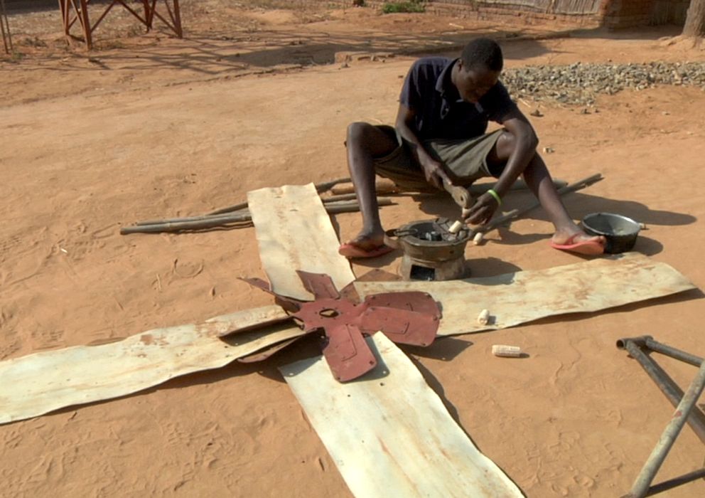 Foto: William Kamkwamba trabaja en uno de sus molinos de viento