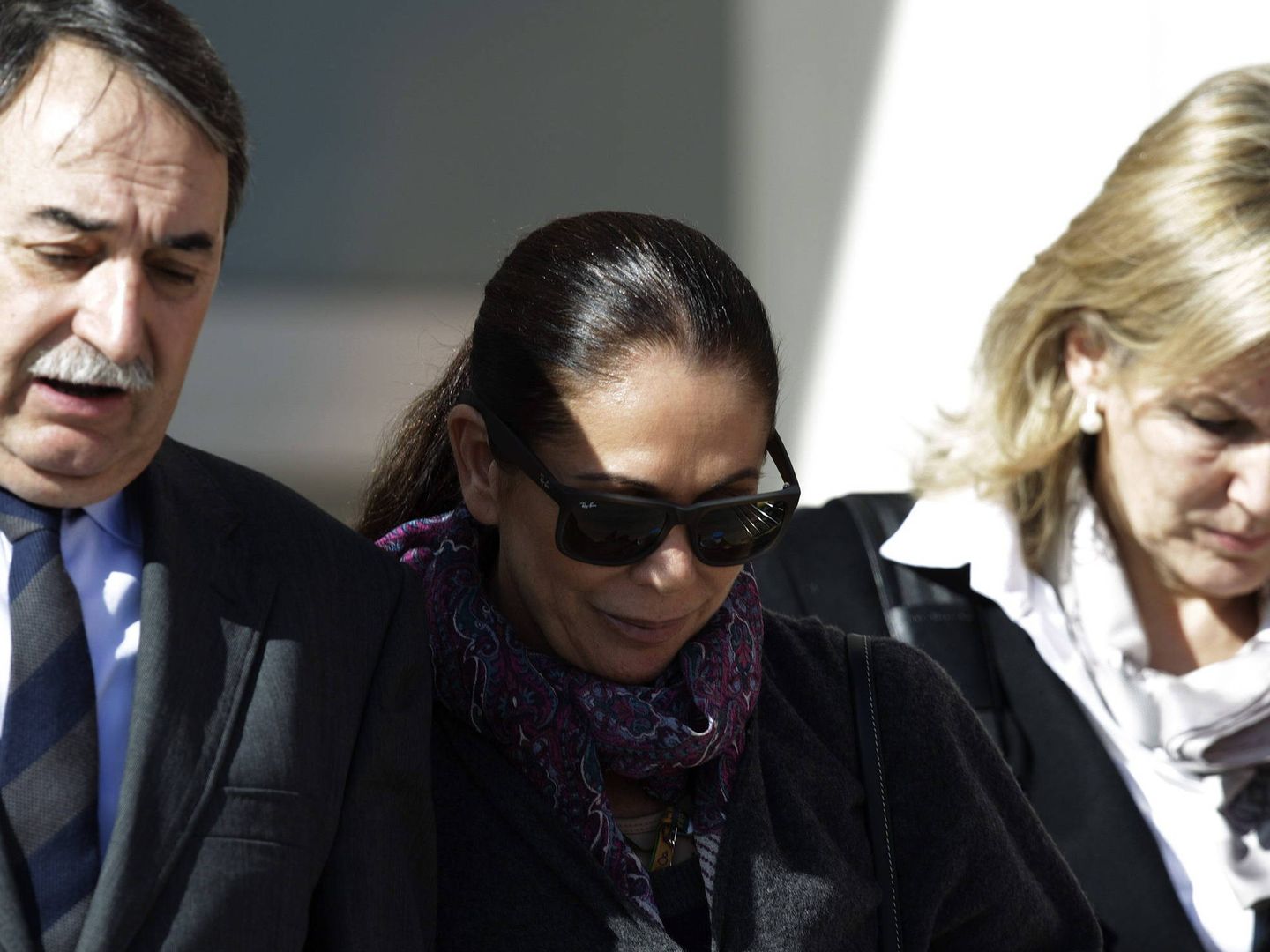 El 14 de enero de 2013, Isabel acompañada por sus abogados a la salida de la Audiencia de Málaga. (EFE)