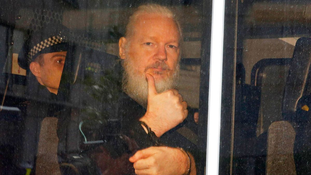 El curioso caso de Julian Assange, el activista que entró héroe y salió villano