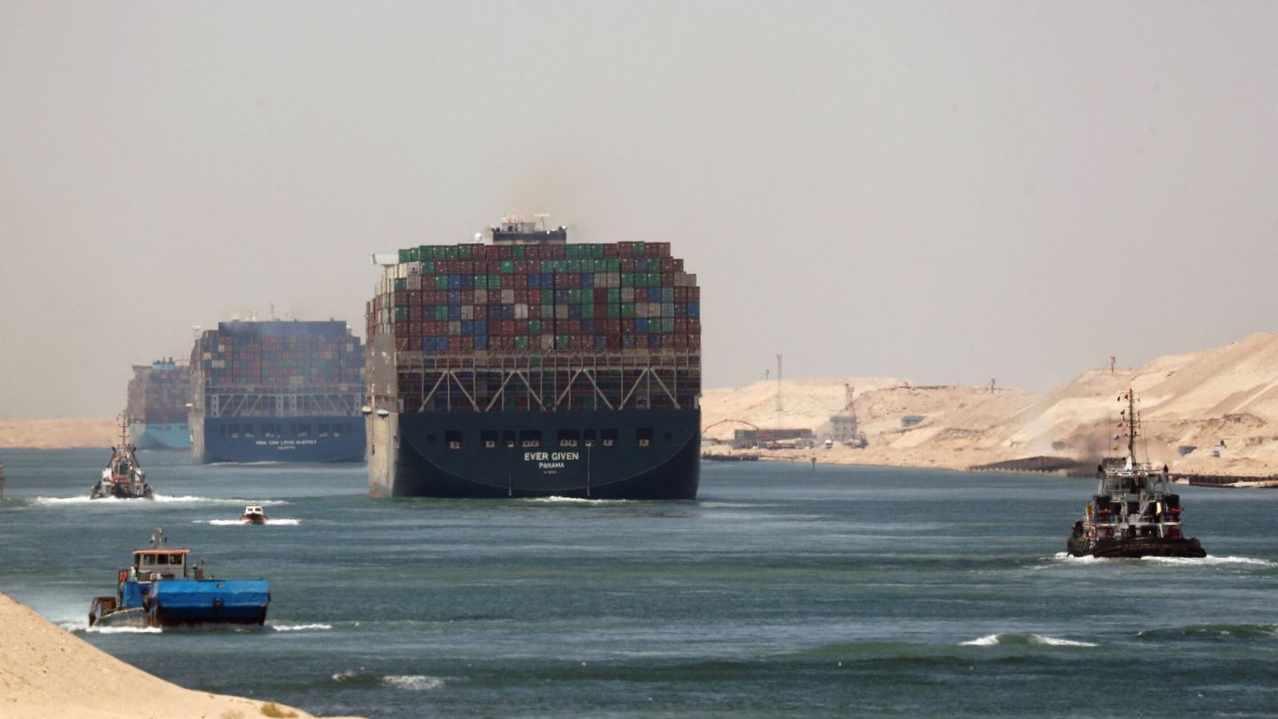 Barcos mercantes en el canal de Suez. (Reuters/Amr Abdallah Dalsh)