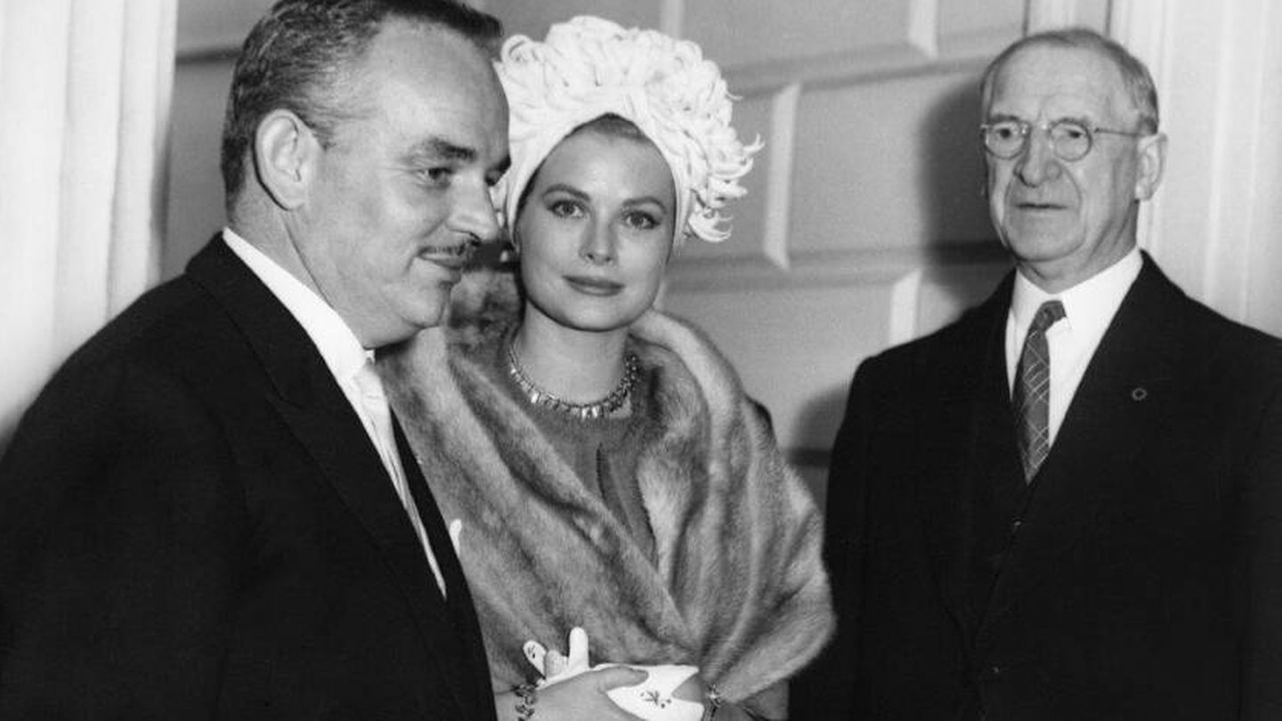 El príncipe y la princesa de Mónaco con el presidente de Irlanda, Eamon de Valera. (PGIL)