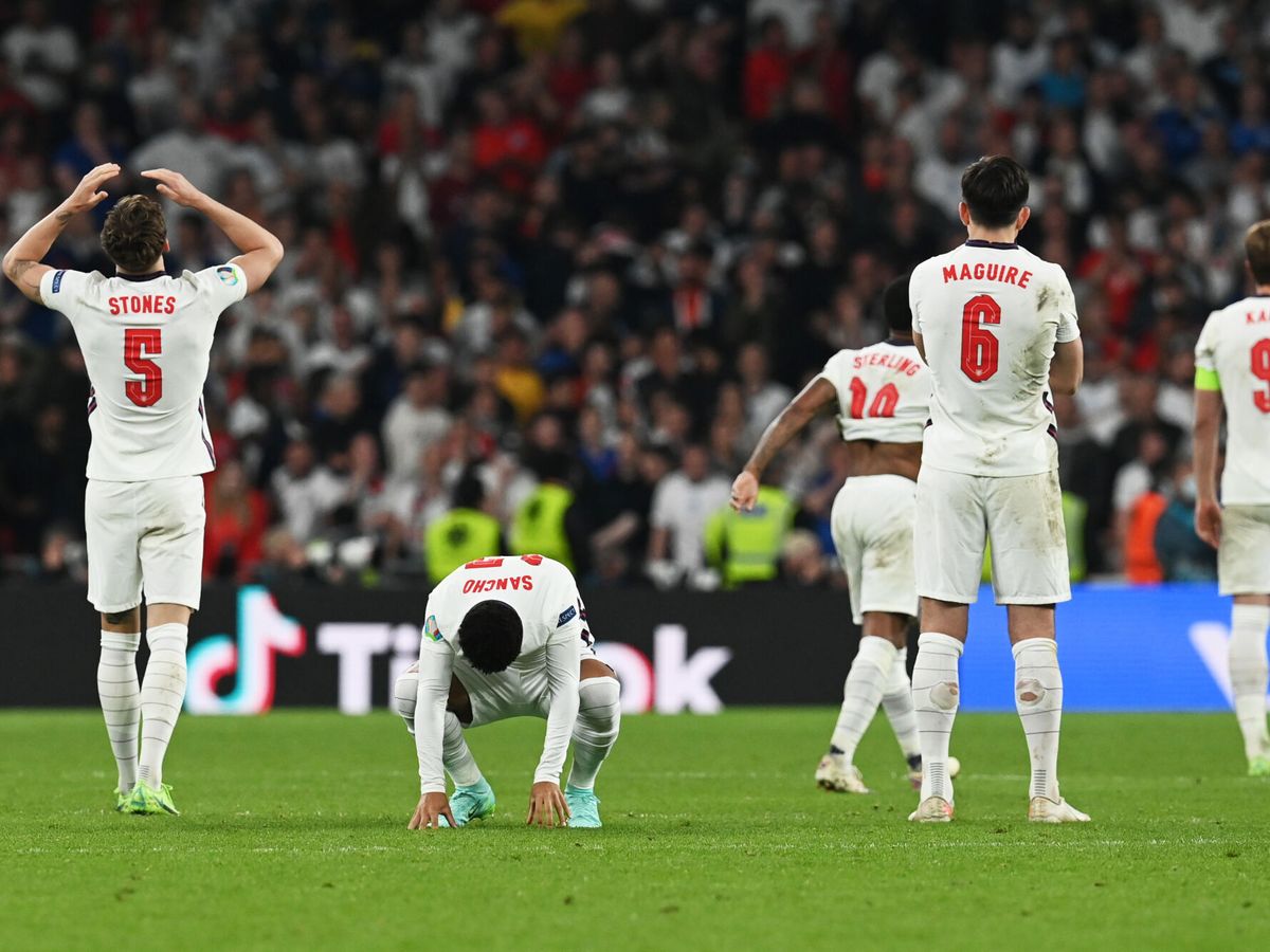 Foto: La selección inglesa, tras perder por penaltis la final de la Eurocopa 2020. (REUTERS)