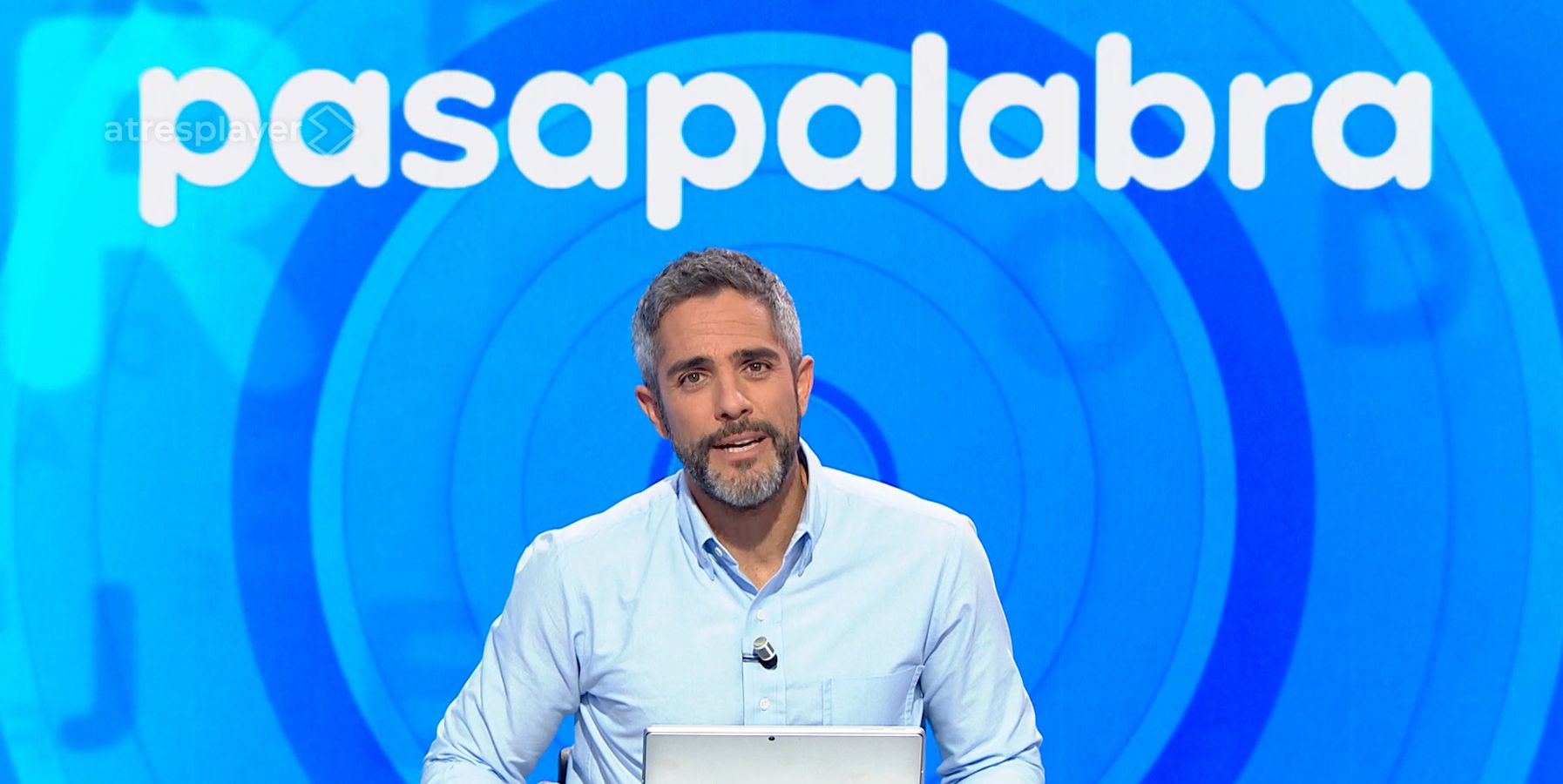 Insólito: Roberto Leal se salta las normas de 'Pasapalabra' ante el bloqueo de Javier Alonso y David Trigo