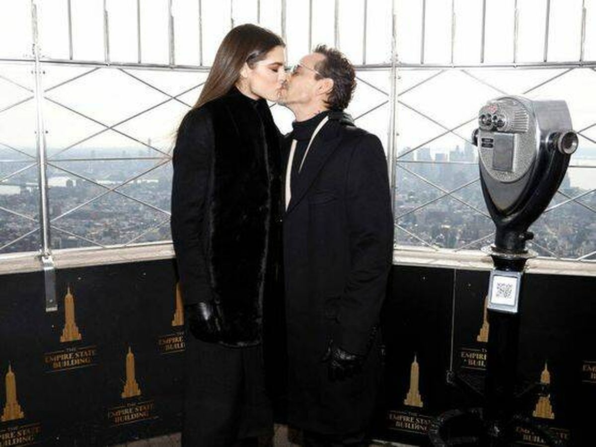 Foto:  Nadia Ferreira y Marc Anthony se besan en el Empire State. (Getty/John Lamparsky)