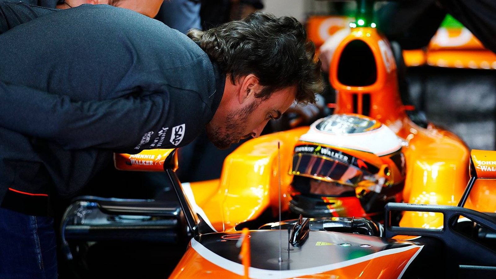 Foto: Alonso se acerca al coche de Vandoorne (McLaren, Twitter).