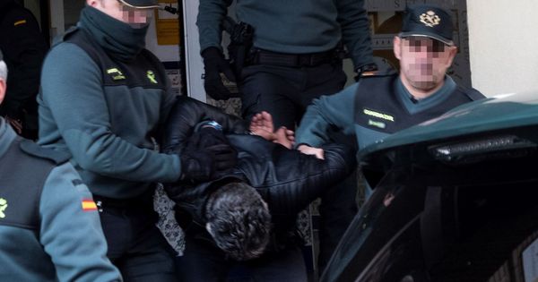 Foto: La Guardia Civil traslada a Bernardo Montoya, el presunto asesino de Laura Luelmo. (EFE)