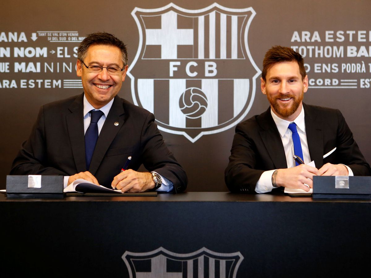 Foto: Bartomeu y Messi, tras firmar el nuevo contrato en noviembre de 2017. (Reuters)