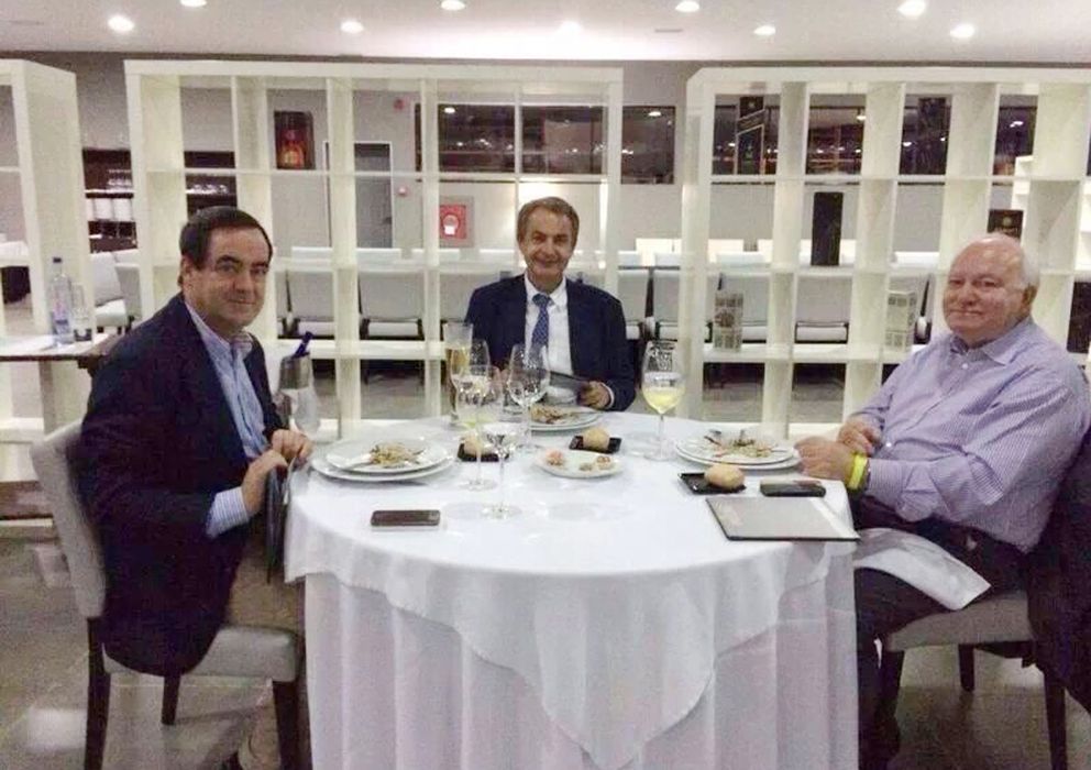 Foto: Bono, Zapatero y Moratinos, el pasado día 2 en el restaurante Imagine de Malabo. (El Confidencial)