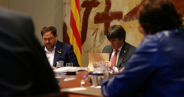 Foto: Oriol Junqueras y Carles Puigdemont, durante la reunión del Consell Executiu de este 24 de octubre.  (Reuters)