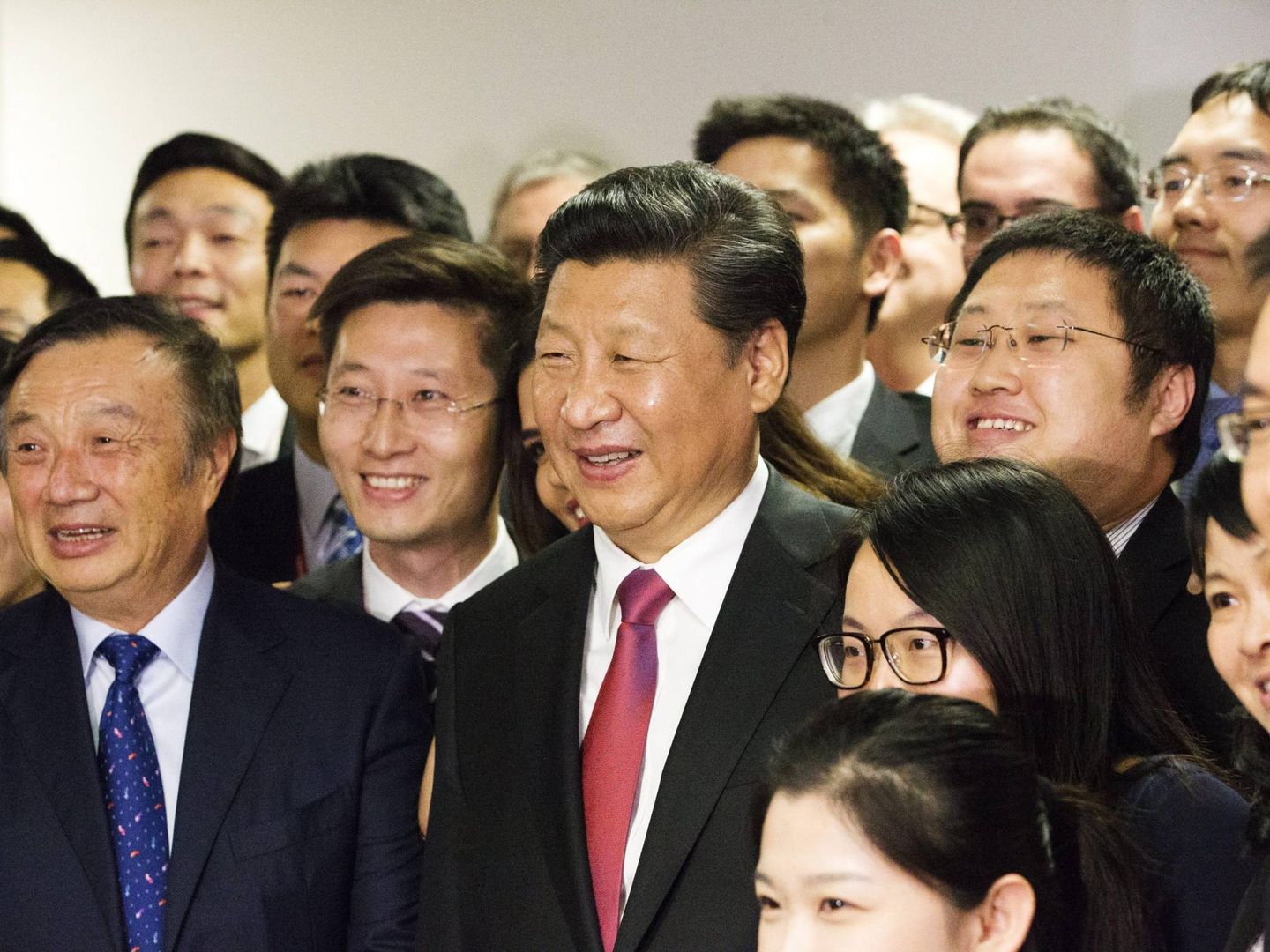 El presidente chino Xi Jinping (centro) posa junto a Ren Zhengfei (izquierda) y otros trabajadores de Huawei. (Cordon Press)