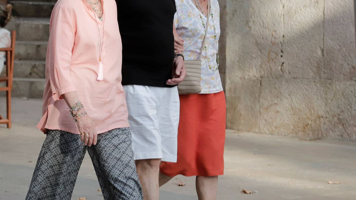 Fotos exclusivas: La reina Sofía, de paseo en Palma con dos de sus grandes amigos