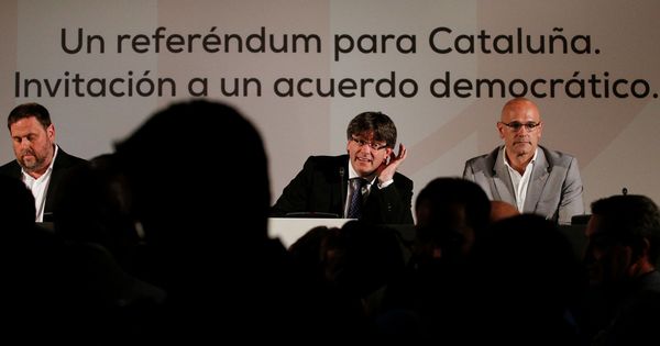 Foto: El presidente de la Generalitat, Carles Puigdemont, junto a Oriol Junqueras y Raül Romeva. (Reuters)