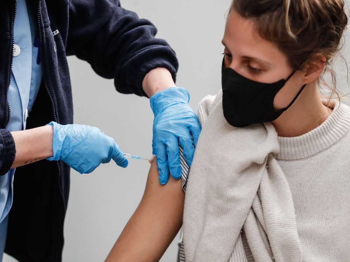 Foto: Una joven se vacuna en País Vasco. (EFE)