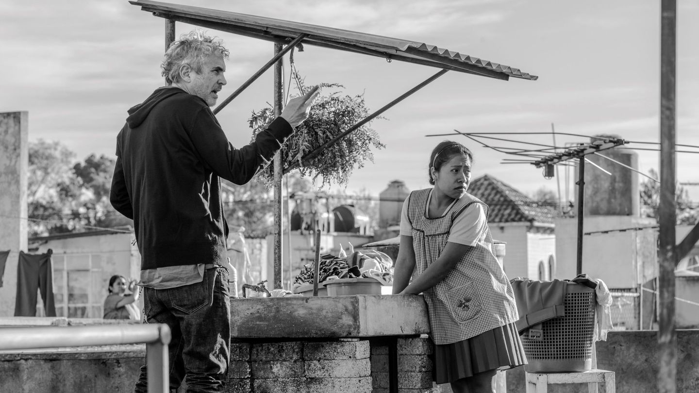  Fotograma del director Alfonso Cuarón y Yalitza Aparicio, durante el rodaje de 'Roma'.